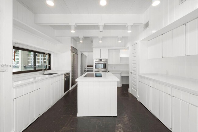 Building Photo - 5600 Oakwood Ln