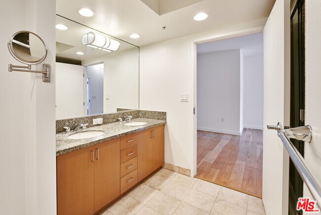 Building Photo - 13700 Marina Pointe Dr