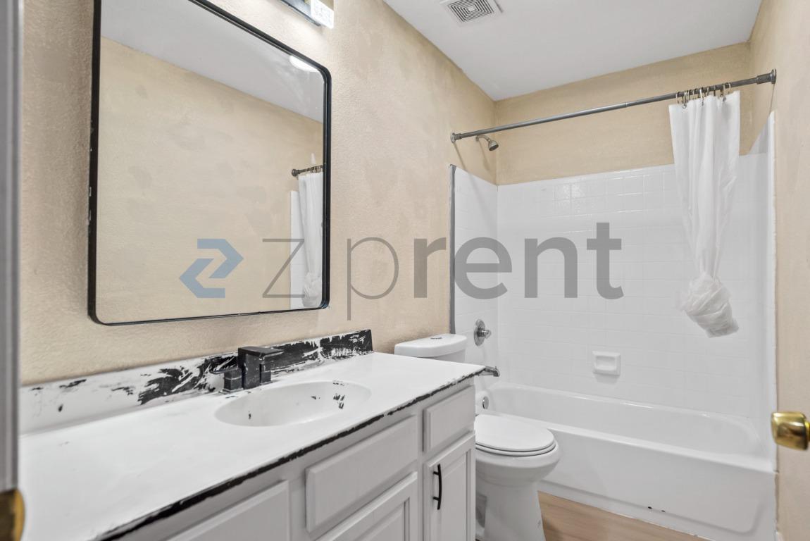 Building Photo - Unit A