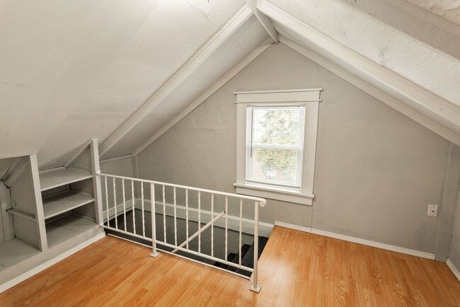 Building Photo - Available now!  517 S. 35th St.  4 Bedroom, 2 Bath Great Midtown location, 1 car garage.