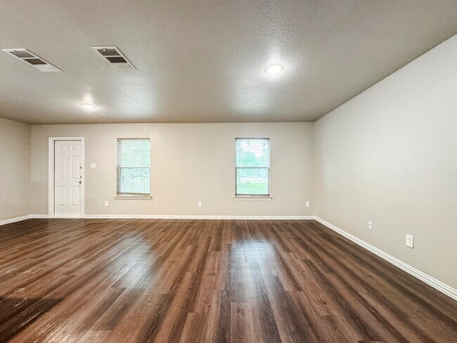 Building Photo - 2222 Echo Lake Dr