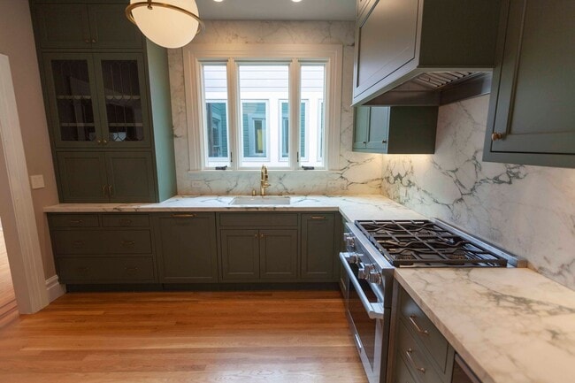Building Photo - Beautifully Remodeled 3BR 2BA Top Floor Condo in Presidio Heights