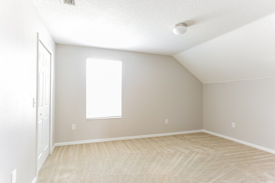 Building Photo - 24922 Oakhaven Ct