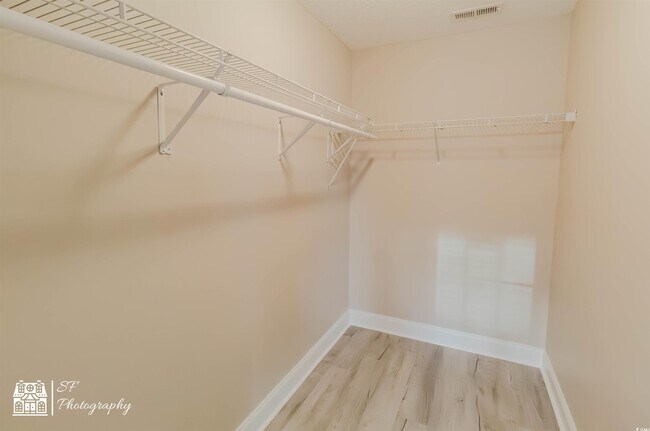 Building Photo - 246 Macarthur Dr