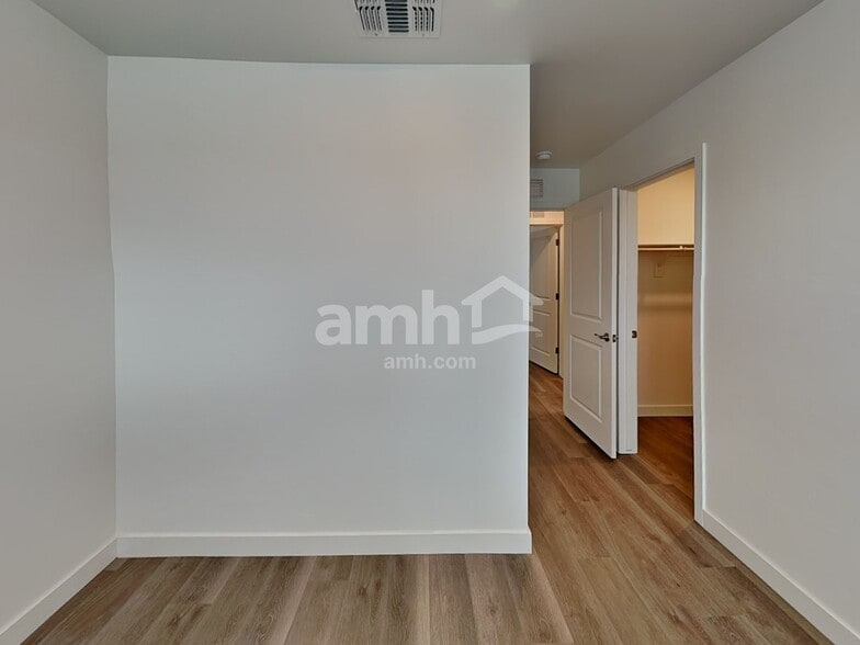 Building Photo - 6216 W Calle Lingo