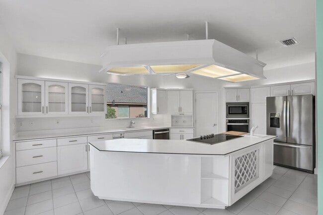 Building Photo - 3/2.5 in Pelican Bay