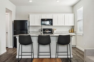 Building Photo - 523 Powell Dr