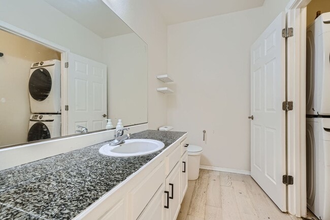 Building Photo - Gorgeous 3 Bed 2.5 Bath Condo @ The Desira...