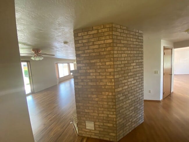 Building Photo - LARGE SINGLE FAMILY HOME, ONE LEVEL W/ FEN...