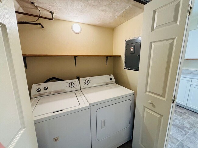 Building Photo - 2 Bedroom, 1.5 Bath Townhouse