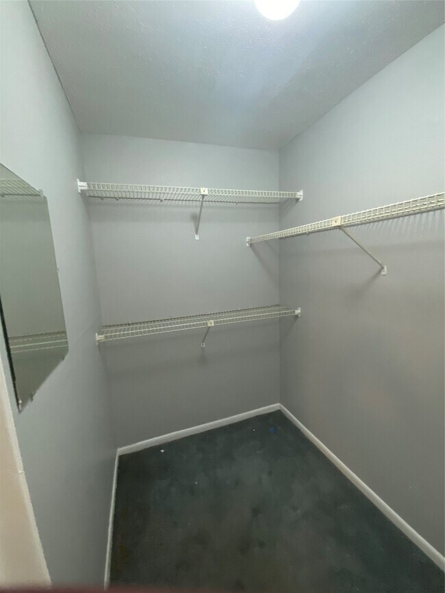 Building Photo - 10855 Meadowglen Ln