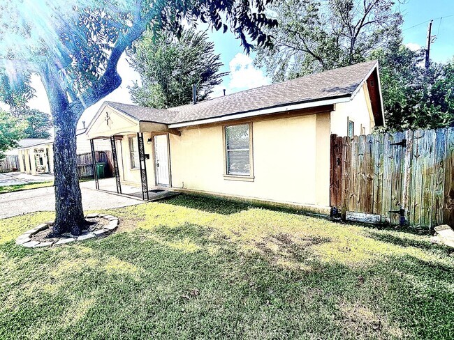 Building Photo - 3017 Fern St