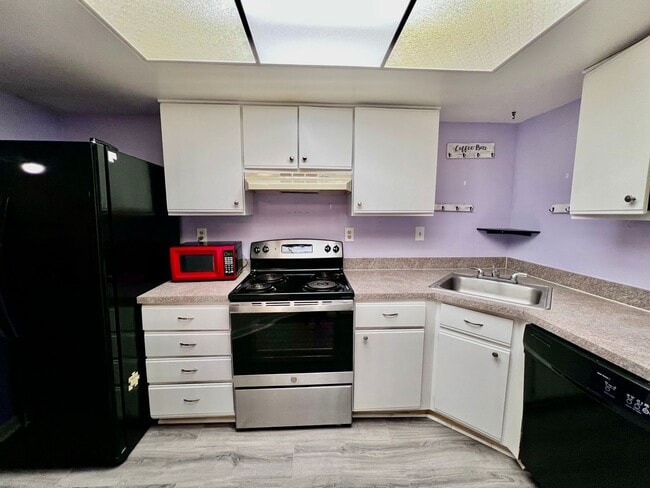 Building Photo - Bright First-Floor 2BR Condo—Pool & Amenities