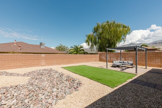 Building Photo - Meticulously kept 4 bedroom home with RV Parking/Hook ups