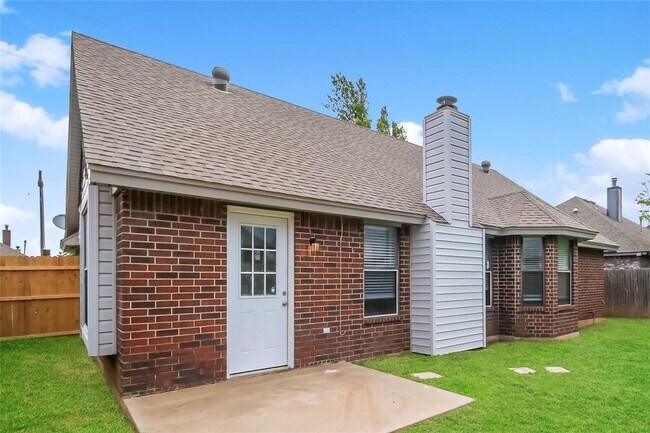 Building Photo - 6104 SE 84th St