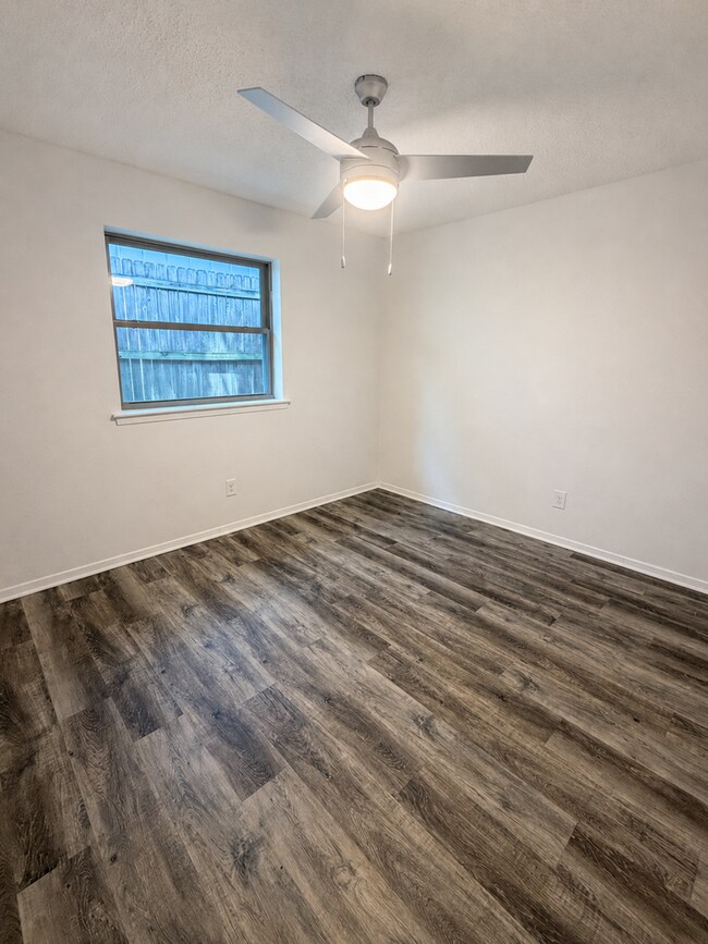 Building Photo - 3-Bedroom, 2 Bath Single Family for Rent in Arlington, TX | Attached Garage & Modern Kitchen