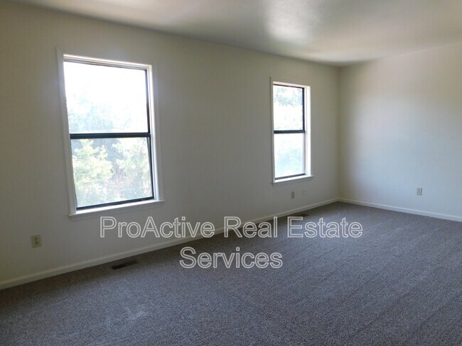 Building Photo - 215 Greenbrier Ave