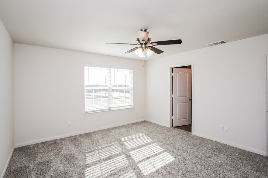 Building Photo - 204 Marsh Ln