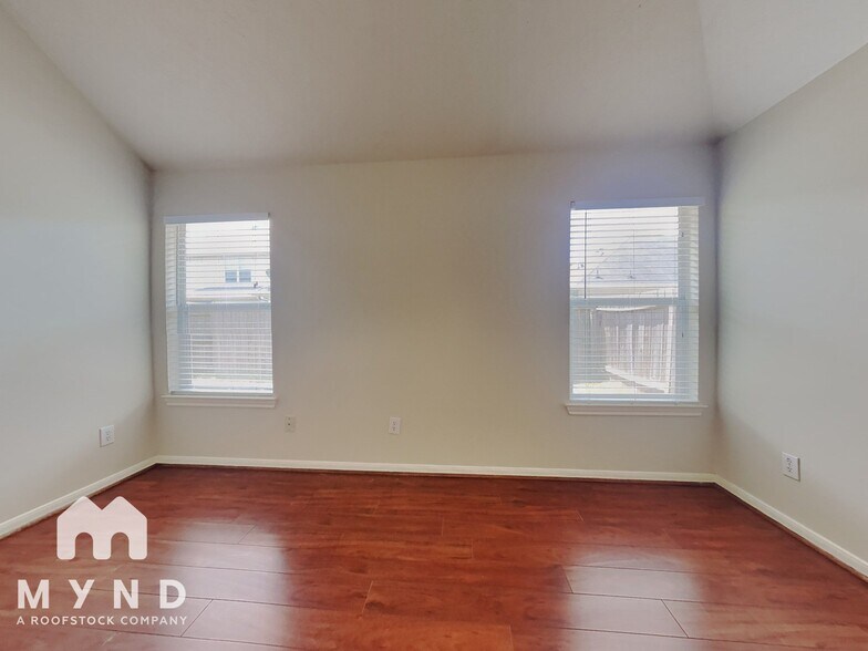 Building Photo - 807 Forest Star