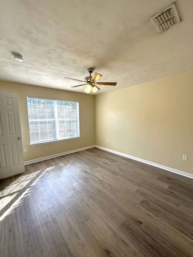 Building Photo - AWESOME 3/3 with No Carpet, Large Bedrooms, & More! $1300/month Avail Now!