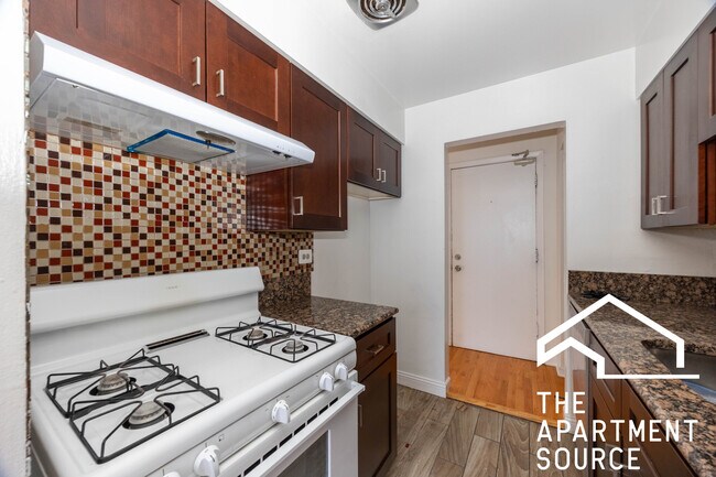 Primary Photo - 3710 N Pine Grove Ave