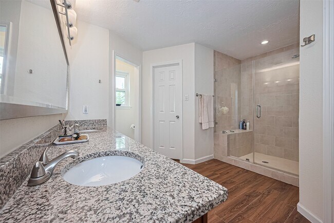 Building Photo - 14811 El Miranda Dr