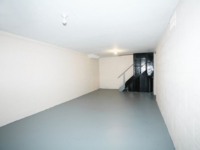 Building Photo - 4 Bedroom - 1.5 Bath Colonial available fo...