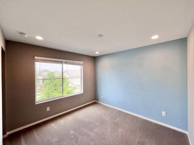 Building Photo - Charming Two-Story Home for Rent in the De...