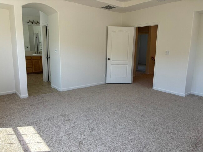 Building Photo - Spacious 4 bed/3 bath home in San Ramon