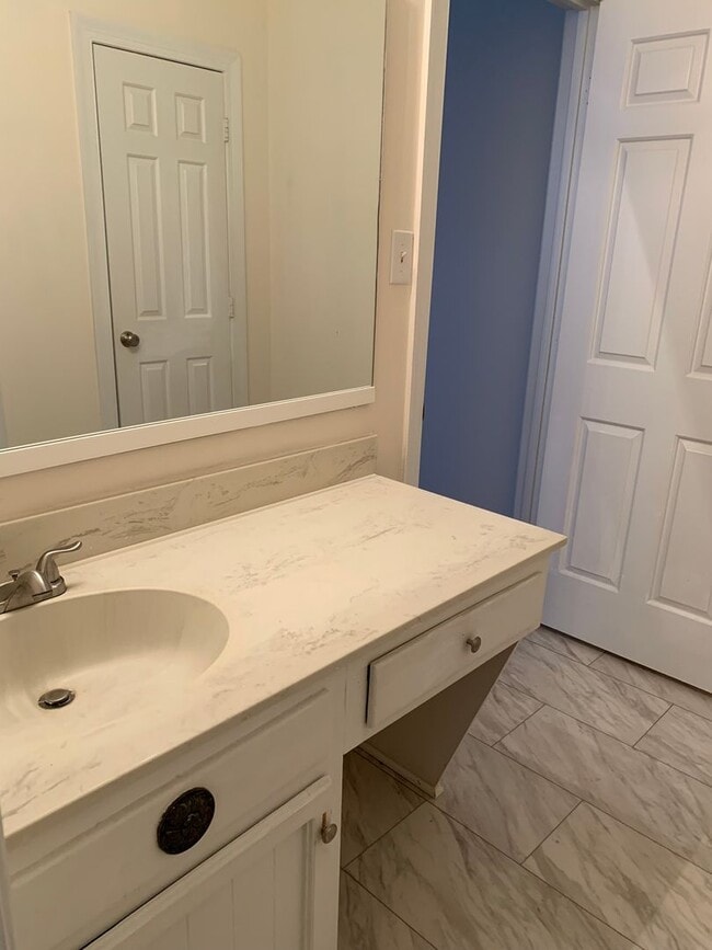 Building Photo - Great condo, GREAT PRICE! APPLY NOW!!