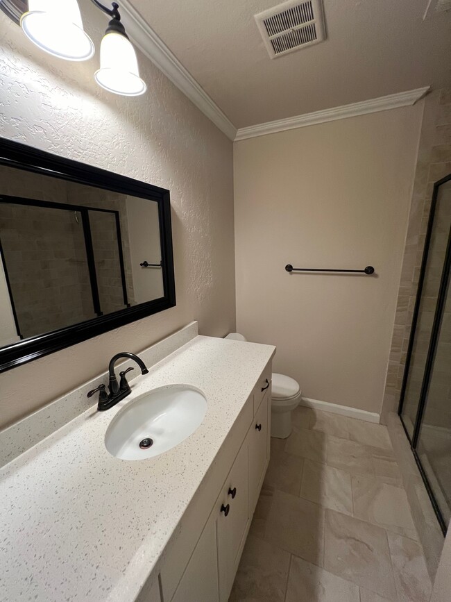 Master bath - 2122 E 8th St