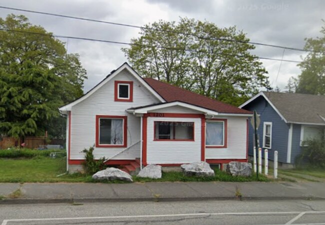 Building Photo - Spacious Unique Home in Central Location
