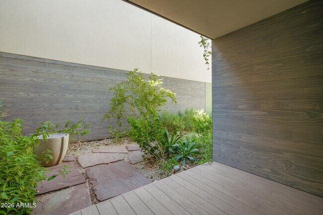 Building Photo - 1740 E Ocotillo Rd