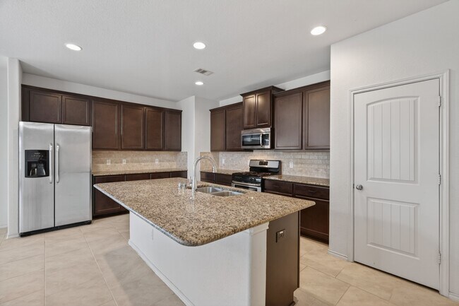 Building Photo - 138 Meadow Grove Dr