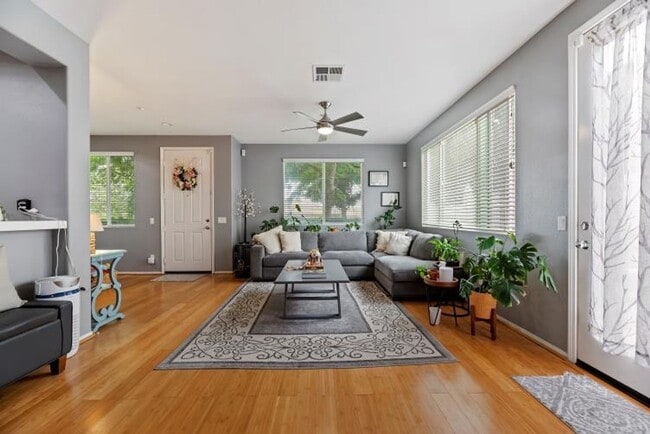 Building Photo - Beautiful 3 bedroom townhouse available fo...
