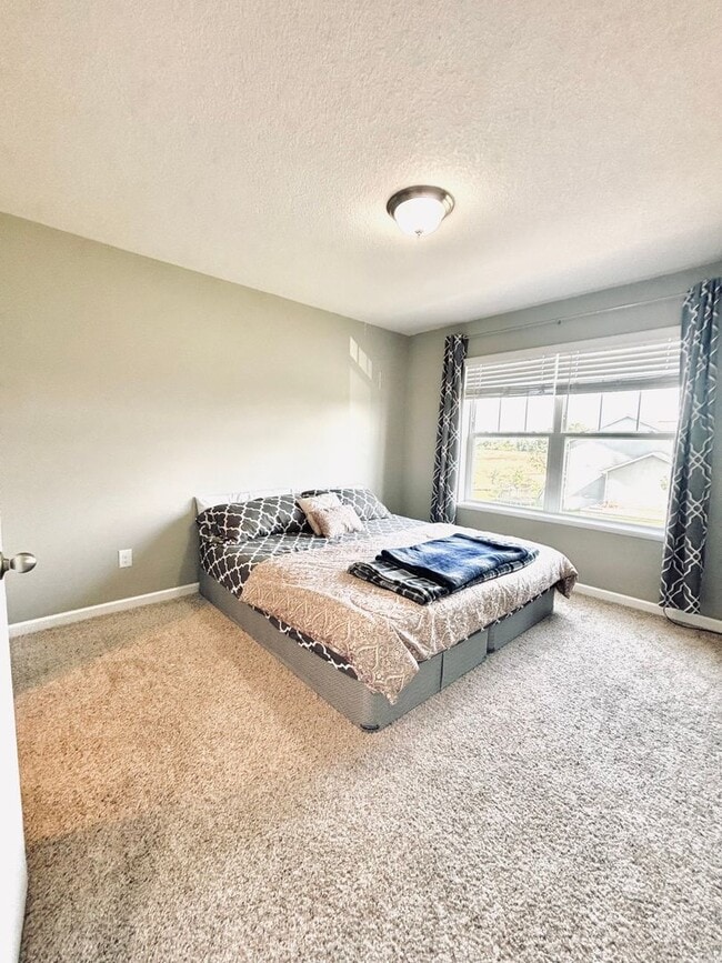 Building Photo - Stunning 5bed/3 1/2 bath Home in Shakopee!