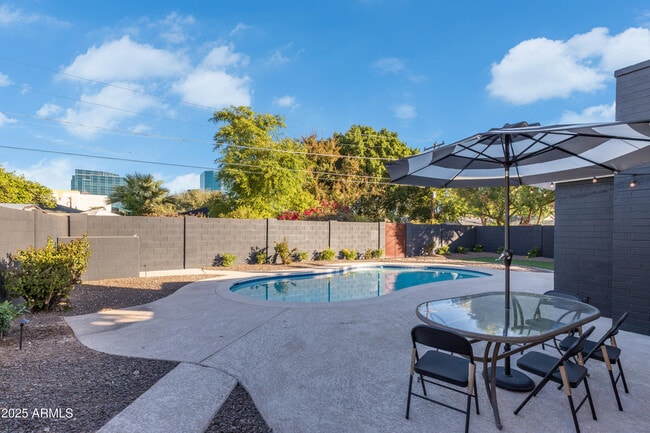 Building Photo - 2532 E Highland Ave