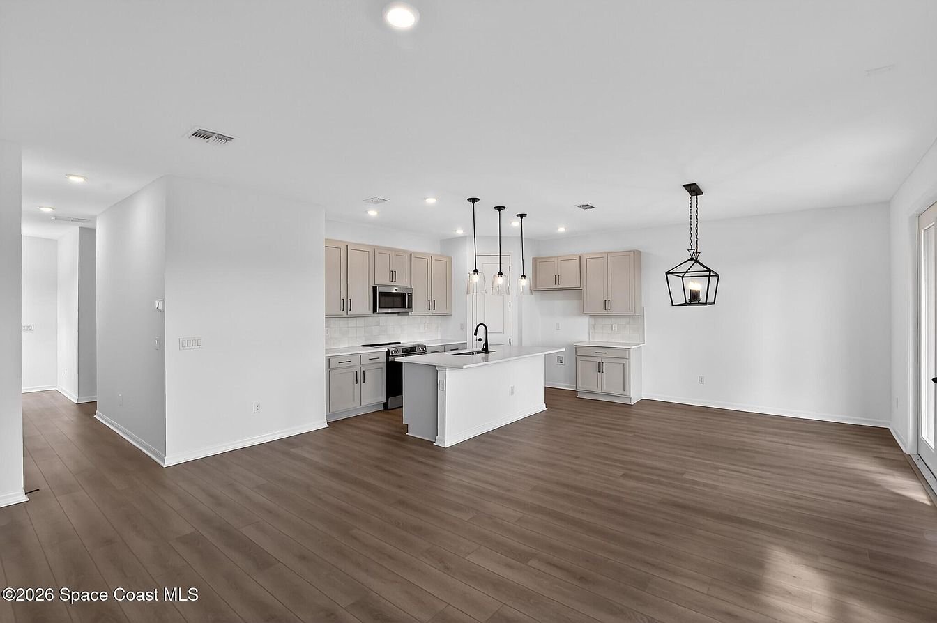 Building Photo - 1450 Victoria Blvd