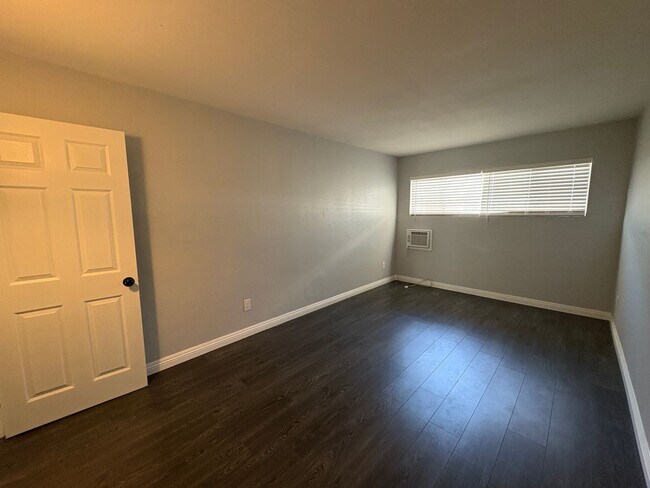 Building Photo - Tri-plex 2 bedroom 1 bathroom apartment of...
