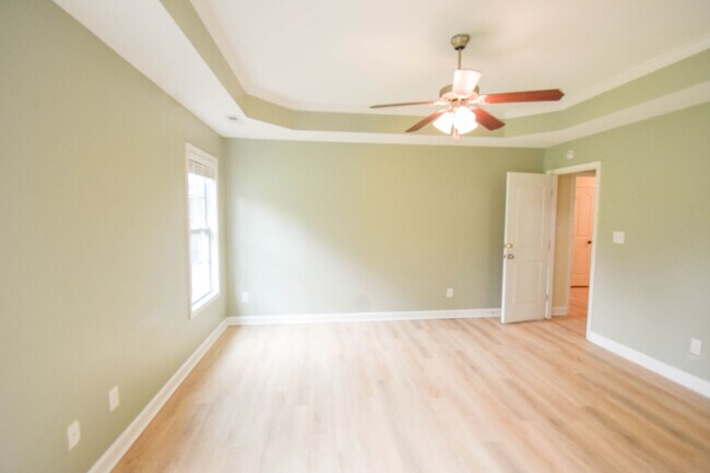 Building Photo - 3 Bedroom 2 Bathroom with Garage