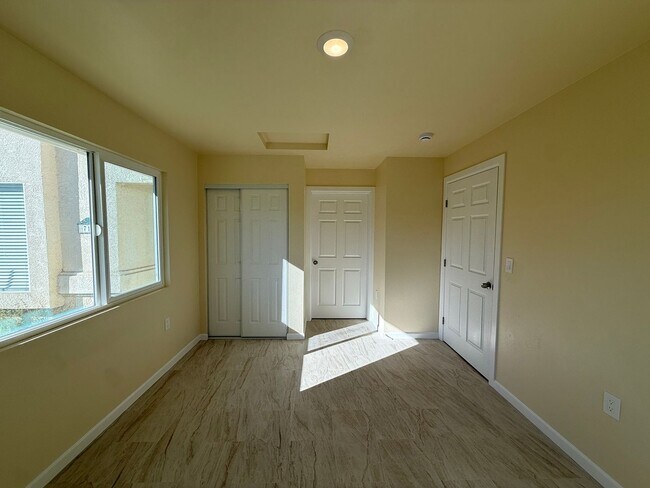 Building Photo - R71300