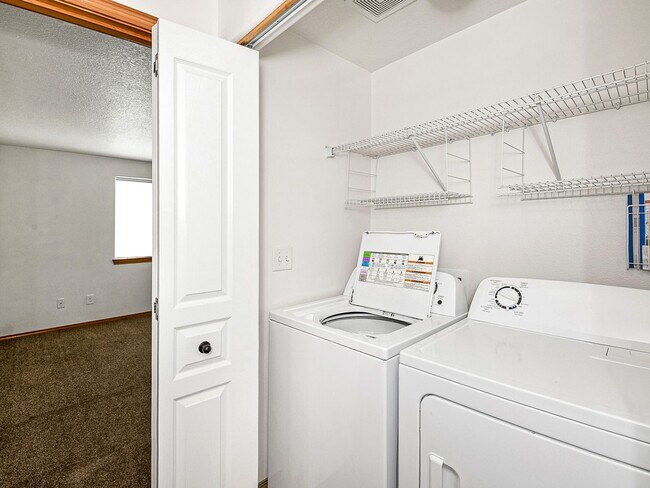 Building Photo - Cozy, lower level 2-bdrm/1-bath Hazelwood duplex. Portable AC, in-unit laundry, fenced side yard/...