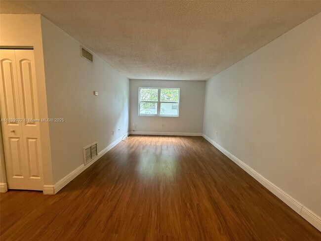 Building Photo - 17255 SW 95th Ave