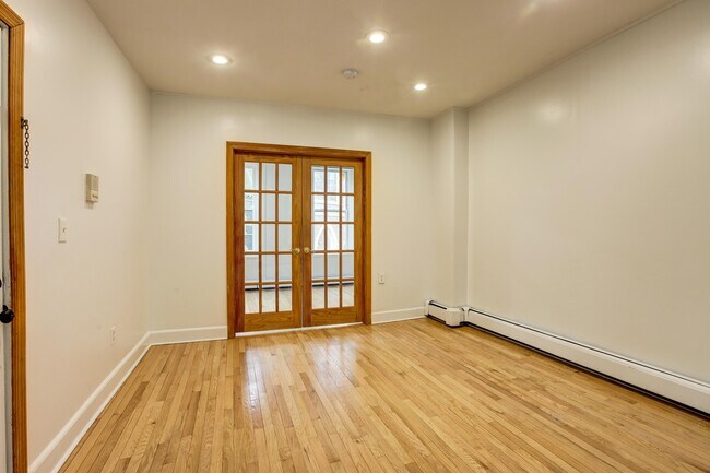 Building Photo - 826 Grand St