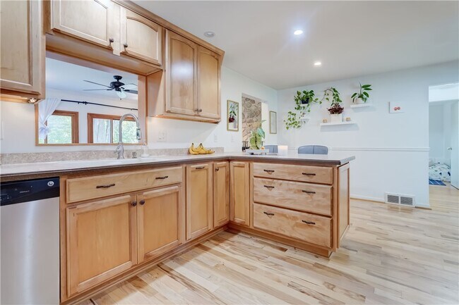 Building Photo - 984 Danby Dr