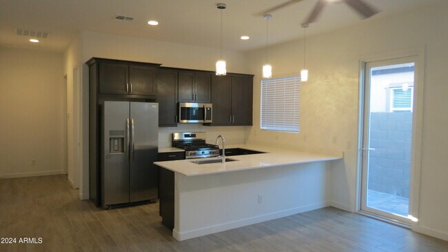 Building Photo - 7710 W Jackrabbit Ln