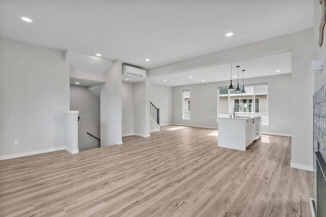 Building Photo - 3bed/2.5 Bath Modern Comfort Meets Elegant Design