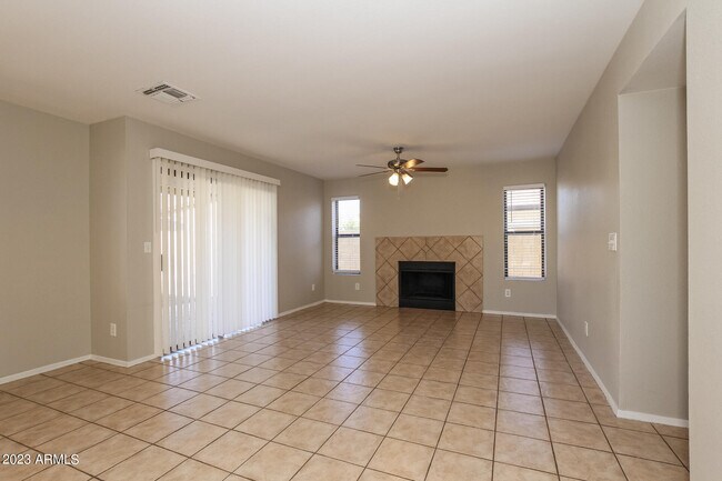 Building Photo - 6520 W Paradise Ln