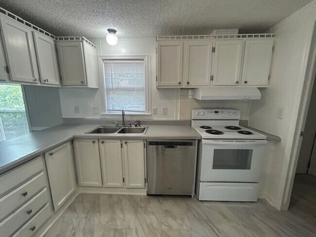 Building Photo - 208 Green Branch Ct