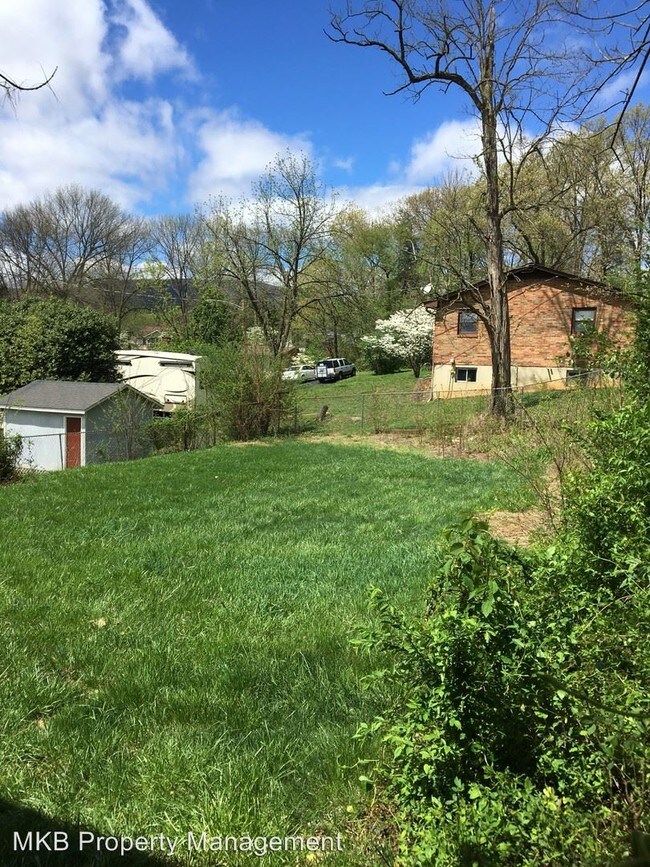 Building Photo - 3 br, 1 bath House - 1211 Stoutamire Drive